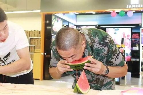 唱歌机情侣吃瓜,唱歌机情侣的甜蜜吃瓜时光  第2张