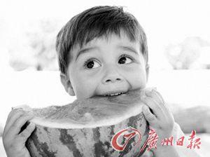 宝宝吃瓜会湿,湿漉漉的瞬间记录成长 第1张 宝宝吃瓜会湿,湿漉漉的瞬间记录成长 第1张