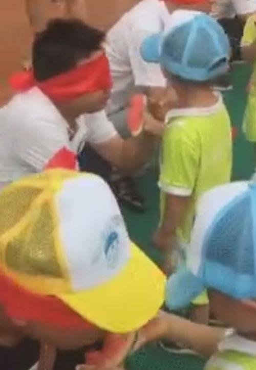 小孩滑倒喂爸爸吃瓜  第1张