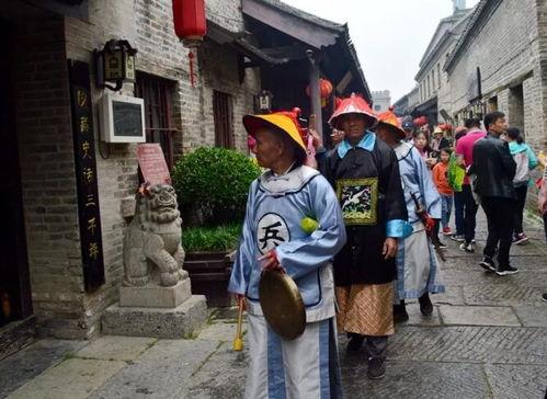 古镇吃瓜群众,揭秘民间生活百态  第3张